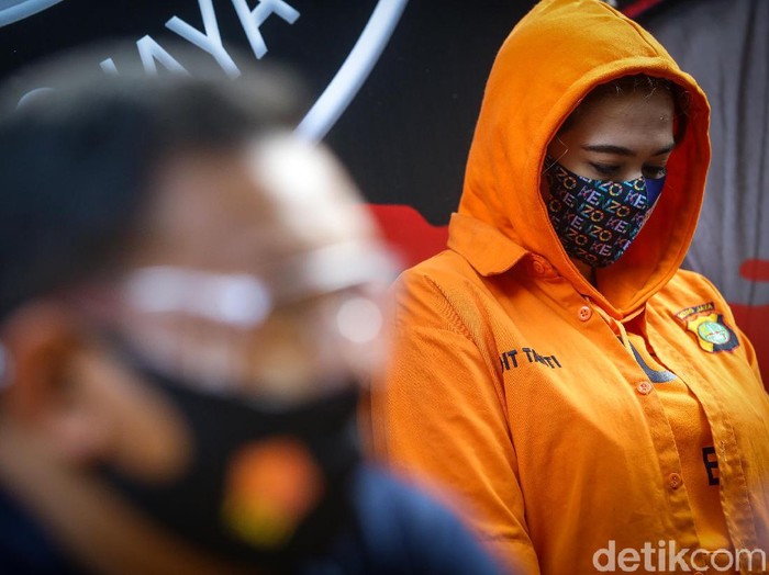 Catherine Wilson diamankan polisi atas penyalahgunaan narkoba jenis sabu. Dalam jumpa pers sore ini, ia dihadirkan dengan memakai baju tahanan.