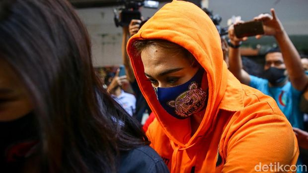 Catherine Wilson diamankan polisi atas penyalahgunaan narkoba jenis sabu. Dalam jumpa pers sore ini, ia dihadirkan dengan memakai baju tahanan.