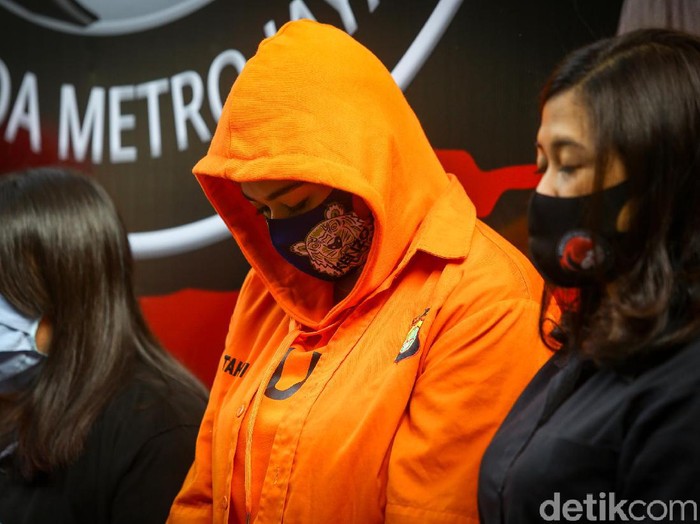 Catherine Wilson diamankan polisi atas penyalahgunaan narkoba jenis sabu. Dalam jumpa pers sore ini, ia dihadirkan dengan memakai baju tahanan.