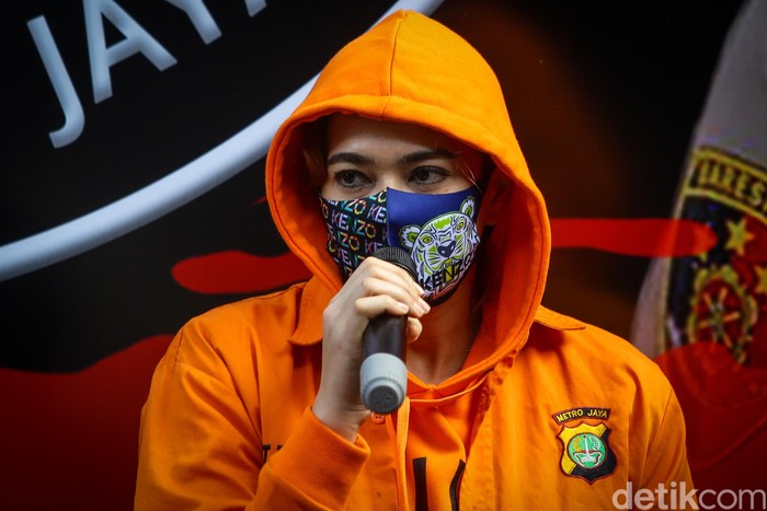 Catherine Wilson diamankan polisi atas penyalahgunaan narkoba jenis sabu. Dalam jumpa pers sore ini, ia dihadirkan dengan memakai baju tahanan.