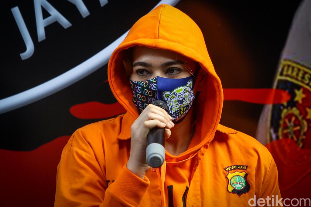 Catherine Wilson diamankan polisi atas penyalahgunaan narkoba jenis sabu. Dalam jumpa pers sore ini, ia dihadirkan dengan memakai baju tahanan.