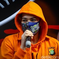 Dari model, aktris dan sempat mencoba dunia tarik suara, kabar mengejutkan tentang Catherine Wilson datang di pertengahan 2020 ini. Catherine ditangkap pihak kepolisian di rumahnya karena memiliki sabu-sabu. Berdasarkan hasil pemeriksaan urine, Catherine pun positif menggunakan obat-obatan terlarang itu. Kini dia pun harus mengenakan baju tahanan. Foto: Grandyos Zafna