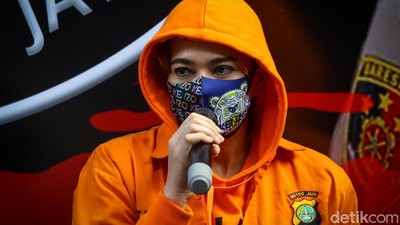 Catherine Wilson Berbalut Baju Tahanan