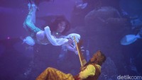 Mermaid-mermaid profesional yang ada di Jakarta Aquarium akan berada di dalam air selama 2 menit. 