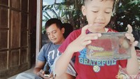 Setelah tertangkap, kelelawar itu ternyata memiliki panjang sayap 15 cm dengan panjang 5 cm. Matanya merah mirip albino. Dia menyebut kelelawar itu termasuk aneh. Sebab, dia belum menemukan kelelawar lain di sekitar rumahnya yang berwarna oranye.