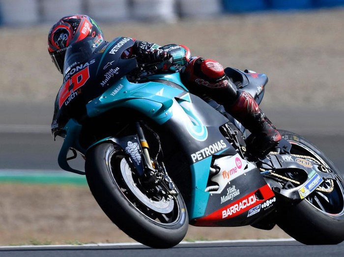 JEREZ DE LA FRONTERA, SPAIN - JULY 17:  Fabio Quartararo of France and Petronas Yamaha SRT  
 rounds the bend during the MotoGP of Spain - Free Practice at Circuito de Jerez on July 17, 2020 in Jerez de la Frontera, Spain. (Photo by Mirco Lazzari gp/Getty Images)