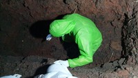 Kemudian ia melihat kondisi makam telah terbongkar. Ia pun melaporkan kejadian ini kepada perangkat lingkungan sekitar dan diteruskan ke kepolisian.