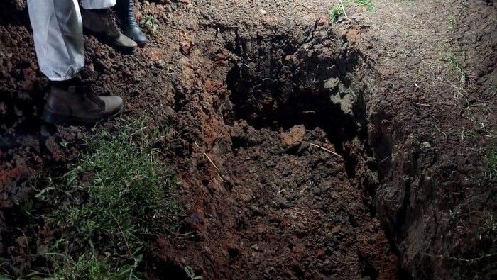Foto-foto Makam yang Dibongkar-Jenazah Hilang di Bekasi Sebuah makam keluarga di Kabupaten Bekasi, Jawa Barat, diketahui dalam kondisi terbongkar. Jenazah yang terkubur di dalam makam tersebut hilang.