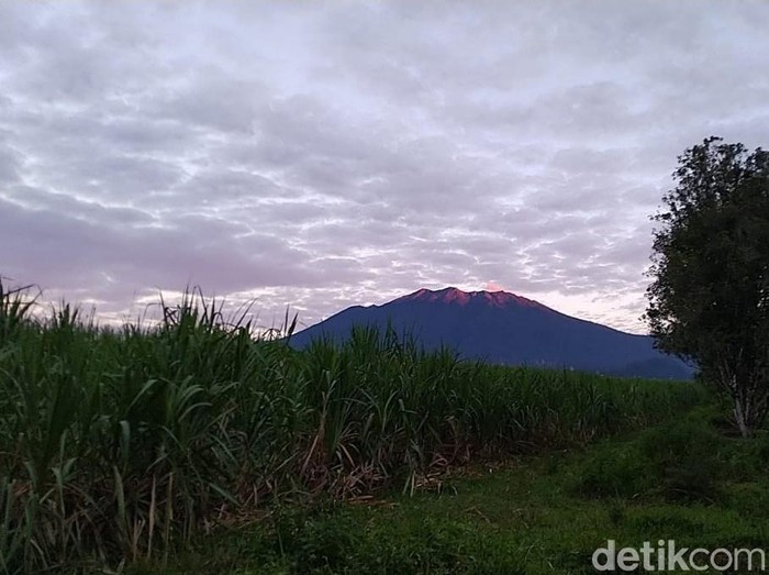 Aktivitas Gunung Raung terus mengalami peningkatan. Sebanyak 60 Kali letusan terjadi selama 12 jam.