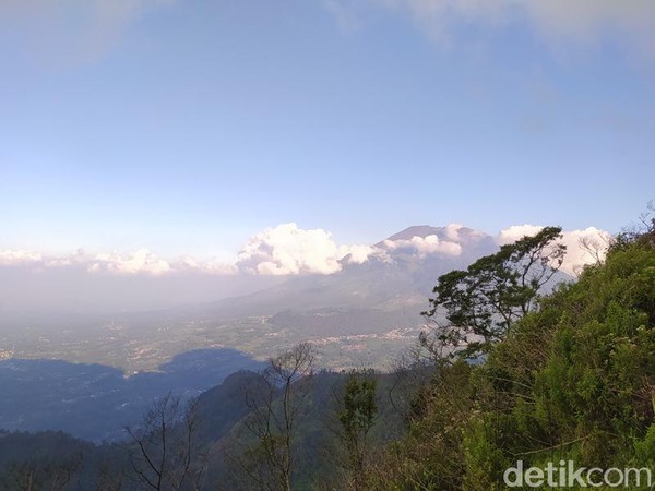 Yang membedakan di Gunung Telomoyo ini, tidak diperlukan keahlian maupun kemampuan mendaki. Sekalipun pemula bisa saja naik gunung ini. (Eko Susanto/detikcom) Yang membedakan di Gunung Telomoyo ini, tidak diperlukan keahlian maupun kemampuan mendaki. Sekalipun pemula bisa saja naik gunung ini. (Eko Susanto/detikcom)