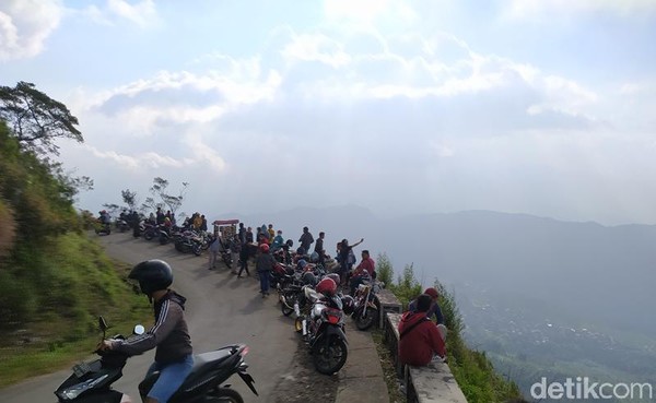Untuk menuju puncak Gunung Telomoyo ada dua jalur yang bisa dilalui. Pertama melalui Kabupaten Magelang tepatnya di Dalangan, Desa Pandean, Kecamatan Ngablak. Kemudian yang kedua bisa melewati Desa Sepakung, Kecamatan Banyubiru, Kabupaten Semarang. (Eko Susanto/detikcom) Untuk menuju puncak Gunung Telomoyo ada dua jalur yang bisa dilalui. Pertama melalui Kabupaten Magelang tepatnya di Dalangan, Desa Pandean, Kecamatan Ngablak. Kemudian yang kedua bisa melewati Desa Sepakung, Kecamatan Banyubiru, Kabupaten Semarang. (Eko Susanto/detikcom)