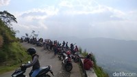 Untuk menuju puncak Gunung Telomoyo ada dua jalur yang bisa dilalui. Pertama melalui Kabupaten Magelang tepatnya di Dalangan, Desa Pandean, Kecamatan Ngablak. Kemudian yang kedua bisa melewati Desa Sepakung, Kecamatan Banyubiru, Kabupaten Semarang. (Eko Susanto/detikcom)