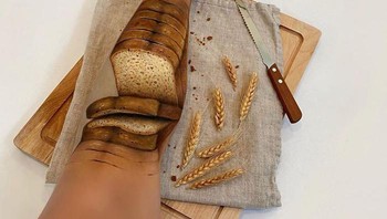 Dia membuat kakinya benar-benar seperti roti. Foto: instagram.com/mimles/ via Bored Panda