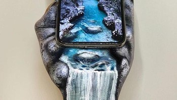 Menyatu dengan wallpaper di iPhone. Foto: instagram.com/mimles/ via Bored Panda