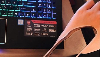 Tangan berlobang. Foto: instagram.com/mimles/ via Bored Panda 