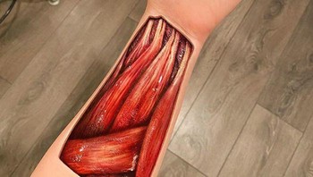 Tenang, kulit tangan ini tidak benar-benar terkoyak. Foto: instagram.com/mimles/ via Bored Panda