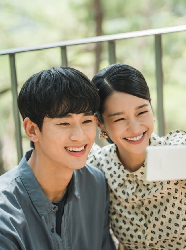 Dalam urusan pendapatan, Kim Soo Hyun boleh jadi nomor satu sebagai aktor Korea dengan bayaran termahal di 2020. Namun dalam daftar aktor Korea paling tampan sepanjang masa, bintang serial Its Okay To Not Be Okay itu pada Juni 2020, hanya berada di posisi 10. Foto: Dok. tvN