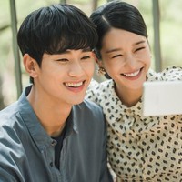 Dalam urusan pendapatan, Kim Soo Hyun boleh jadi nomor satu sebagai aktor Korea dengan bayaran termahal di 2020. Namun dalam daftar aktor Korea paling tampan sepanjang masa, bintang serial Its Okay To Not Be Okay itu pada Juni 2020, hanya berada di posisi 10. Foto: Dok. tvN