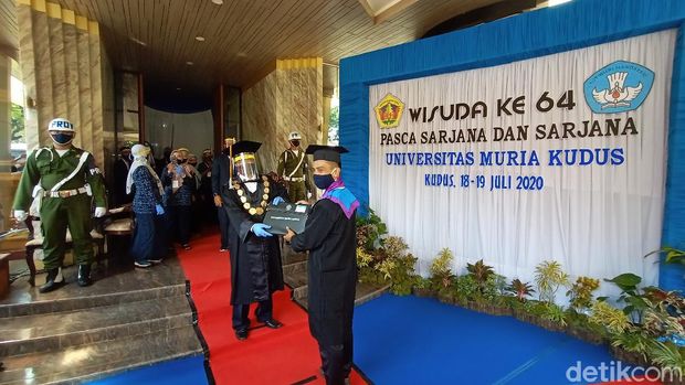 Jamaah gowes ke wisuda drive thru UMK
