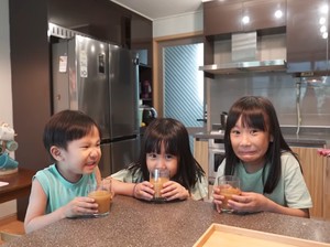 Gemas! Begini Reaksi 3 Bocah Korea Saat Cicip Jamu Beras Kencur