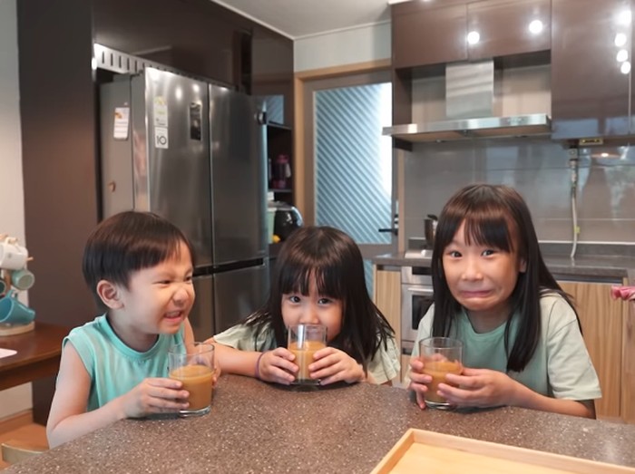 Reaksi 3 Bocah Korea Minum Jamu Beras Kencur