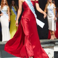 Jasmine Archer-Jones adalah Miss Swimsuit UK 2019 yang gelarnya baru saja dicopot setelah mengunggah postingan kontroversial. Dalam sebuah tulisan di Facebook, ia menyalahkan George Floyd dan komunitas orang kulit hitam lain atas diskriminasi yang terjadi pada mereka. Foto: Facebook Jasmine Archer-Jones