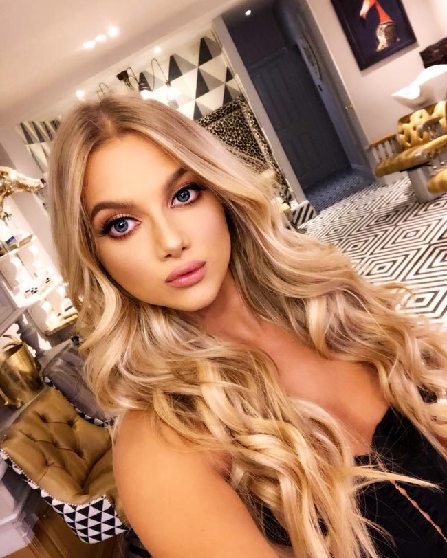 Jasmine sendiri diberi gelar Miss Swimsuit UK 2019/2020 pada September lalu. Ia pun sempat berkompetisi di final Miss Swimsuit USA dan meraih posisi 13. Sebelum jadi ratu kecantikan, ia adalah pelayanan restoran dan makeup artist yang kuliah jurusan musik di Liverpool Institute of Performing Arts. Foto: Facebook Jasmine Archer-Jones