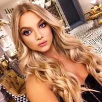 Jasmine sendiri diberi gelar Miss Swimsuit UK 2019/2020 pada September lalu. Ia pun sempat berkompetisi di final Miss Swimsuit USA dan meraih posisi 13. Sebelum jadi ratu kecantikan, ia adalah pelayanan restoran dan makeup artist yang kuliah jurusan musik di Liverpool Institute of Performing Arts. Foto: Facebook Jasmine Archer-Jones