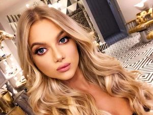 Potret Miss Swimsuit UK yang Gelarnya Dicopot Karena Posting Tulisan Rasis