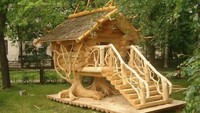 Serba kayu, kandang ayam yang satu ini mirip seperti rumah pohon yang jadi tempat ngumpul dan bermain anak-anak kecil. Foto: Boredpanda