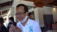 Purnomo bersama Wali Kota Solo FX Hadi Rudyatmo menghadiri acara tes swab massal di Balai Kota Solo siang ini. Sekilas penampilan Purnomo tidak kelihatan berbeda karena wajahnya tertutup masker. Saat diwawancarai media, Purnomo sempat membuka maskernya, sehingga terlihat penampilan barunya itu. Menurutnya tak hanya gaya baru, dia juga memulai semangat baru.
