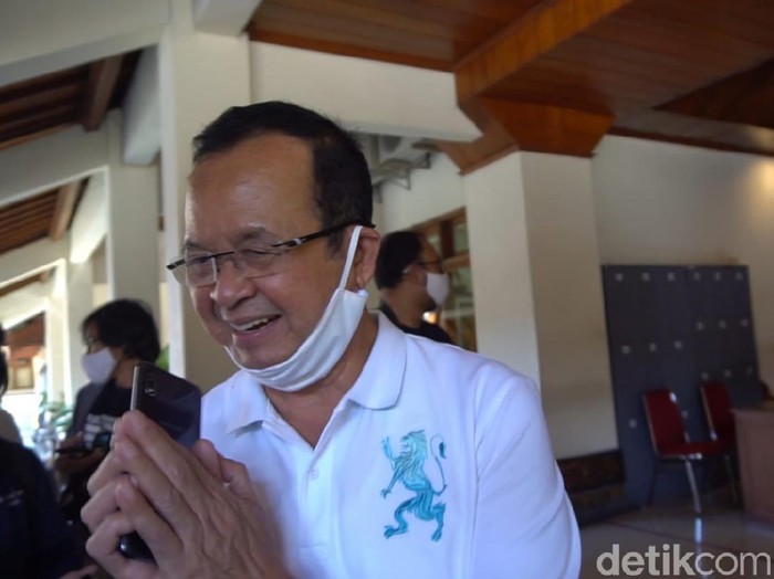 Usai gagal meraih tiket Pilkada Solo, Wakil Wali Kota Solo Achmad Purnomo tampil berbeda. Ya, kini ia tampil klimis tanpa kumis.