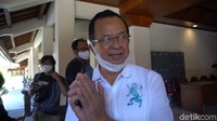 Pascapengumuman rekomendasi PDIP, Wakil Wali Kota Solo Achmad Purnomo yang gagal meraih tiket Pilkada Solo terlihat di depan publik. Purnomo tampil dengan wajah berbeda. Kini dia tampil klimis tanpa kumis dan tanpa jenggot.