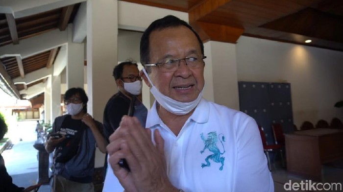 Usai gagal meraih tiket Pilkada Solo, Wakil Wali Kota Solo Achmad Purnomo tampil berbeda. Ya, kini ia tampil klimis tanpa kumis.