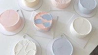 Warna-warna yang digunakan untuk membuat Korean Style Cake ini adalah warna pastel. Seperti baby pink, putih, dan ungu muda hingga memberi kesan lembut dan cantik. Foto: Instagram @fog.coffee