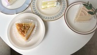 Jenis kue yang digunakan untuk membuat Korean Style Cake ini adalah sponge cake. Biasanya juga ditambahkan buah segar seperti peach, stroberi, blueberry, melon, dan anggur di beberapa lapisannya. Foto: Instagram @fog.coffee