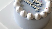 Korean Style Cake cocok sekali dihadirkan saat pesta ulang tahun atau dijadikan hadiah. Di tengahnya bisa diberikan hiasan berupan ucapan selamat dan hiasan menarik lainnya. Foto: Instagram @fog.coffee