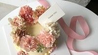 Hiasan bunga ternyata juga bisa digunakan untuk Korean Style Cake. Seperti kue satu ini yang menggunakan beberapa hiasan bunga warna-warni dan berukuran sedang. Foto: Instagram @fog.coffee