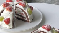 Tak hanya berbentuk kotak, hati, dan lingkaran saja, Korean Style Cake juga bisa berbentuk setengah lingkaran. Lalu selain sponge cake vanila, bisa gunakan rasa cokelat. Di bagian tengah dan luarnya ditambahkan buah stroberi dan anggur hijau yang segar. Foto: Instagram @fog.coffee