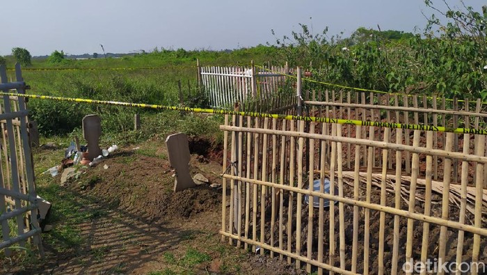 Lokasi makam keluarga di Kabupaten Bekasi, Jawa Barat, diketahui dalam kondisi terbongkar. Jenazah yang terkubur di dalam makam tersebut hilang.