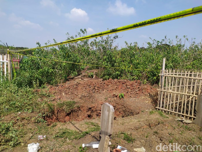 Lokasi makam keluarga di Kabupaten Bekasi, Jawa Barat, diketahui dalam kondisi terbongkar. Jenazah yang terkubur di dalam makam tersebut hilang.