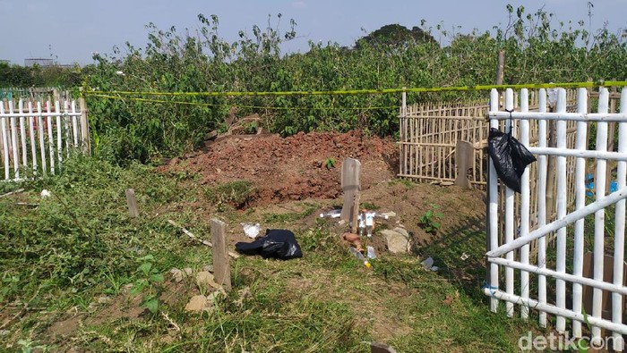 Lokasi makam keluarga di Kabupaten Bekasi, Jawa Barat, diketahui dalam kondisi terbongkar. Jenazah yang terkubur di dalam makam tersebut hilang.
