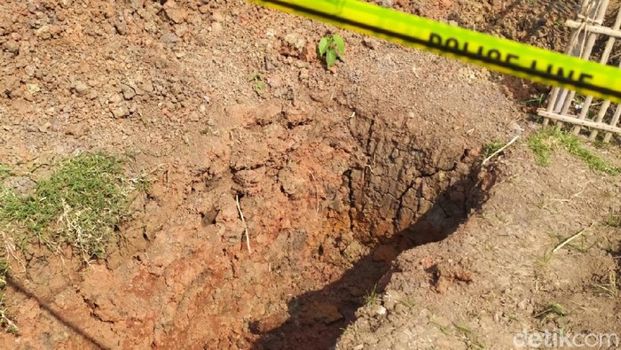 Lokasi makam keluarga di Kabupaten Bekasi, Jawa Barat, diketahui dalam kondisi terbongkar. Jenazah yang terkubur di dalam makam tersebut hilang.