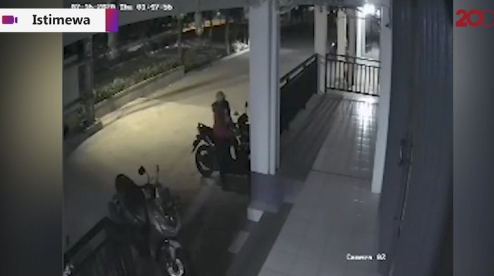 Aksi pencurian motor di Bekasi terekam CCTV. Pelaku tepergok, panik melarikan diri. Motor sendiri dia tinggalkan.