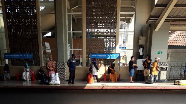 Masih ada penumpang berbaju lengan pendek di Stasiun Kebayoran