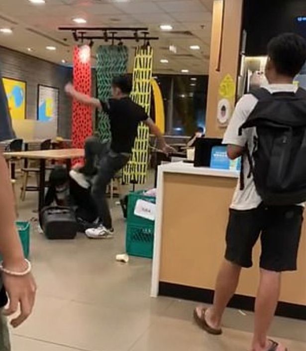 Pelanggan Tinju Manajer Mcd Saat Diingatkan Pakai Masker