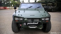 Secara teknis, rantis Maung mengusung mesin turbo diesel 4 silinder, 2.400 cc, 6-speed. Mesin ini juga sudah mendukung sistem penggerak 4x4, sehingga bisa diandalkan di berbagai jenis medan.