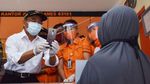 Menko PMK Pantau BST Di Madiun