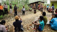 Mereka masing-masing mendapatkan Rp 600.000 bantuan sosial tunai ditengah Pandemi COVID-19 agar meringankan beban ekonomi.