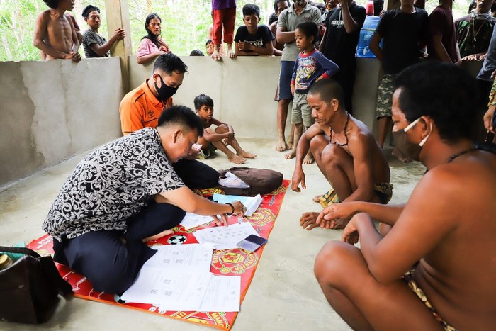 Petugas memberikan bantuan sosial tunai kepada suku anak dalam di Sungai Terap, Desa Hajran,  Kabupaten Batang Hari, Jambi.